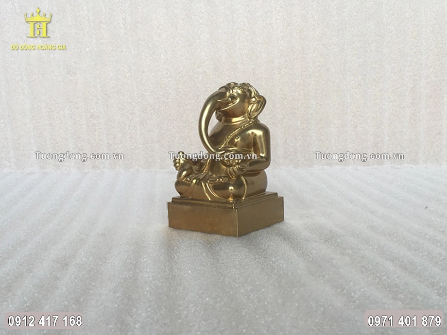 Hình ảnh nhìn nghiêng của bức tượng đồng